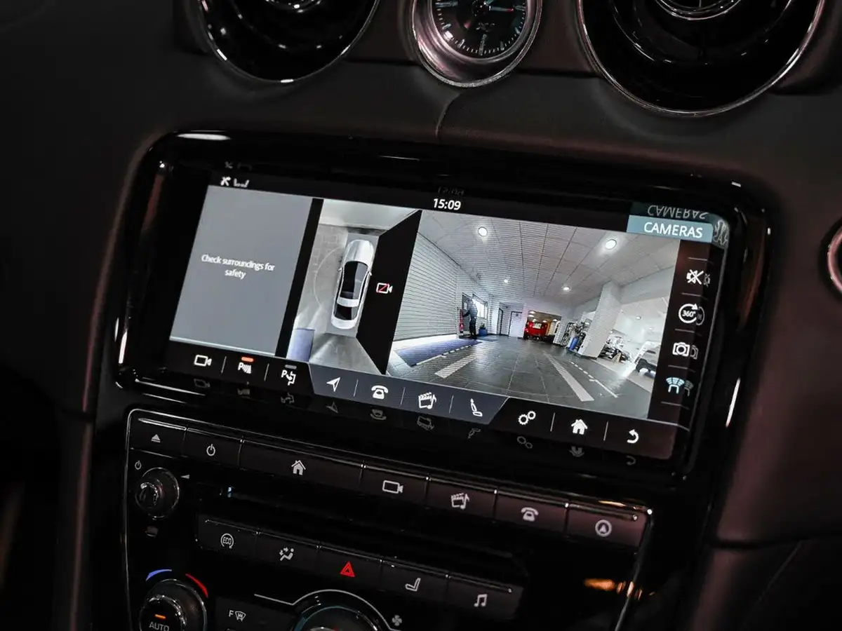 2018-jaguar-xj-series-30td-xj-portfolio-lwb-big-16