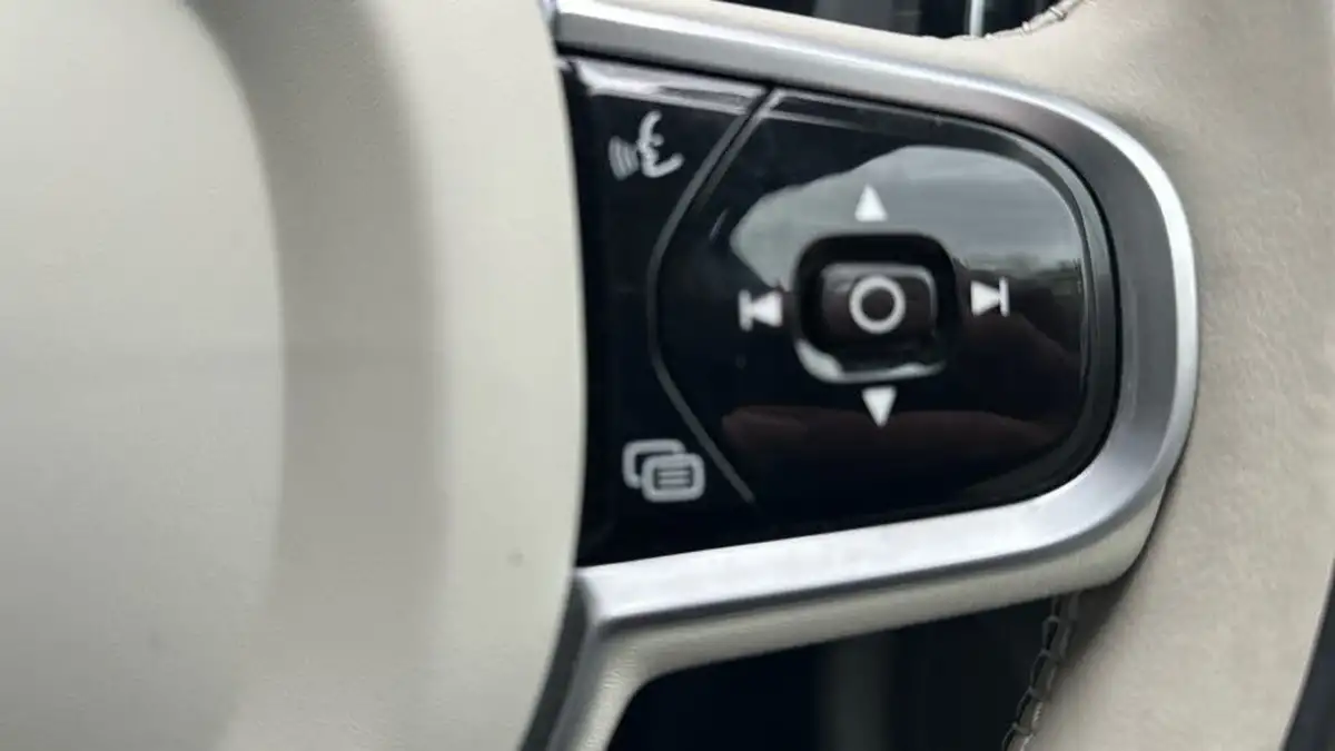 2022-volvo-xc60-20-b5-inscription-pro-awd-big-40
