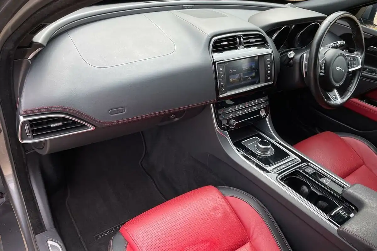2018-jaguar-xe-20i-r-sport-200ps-1999cc-big-25
