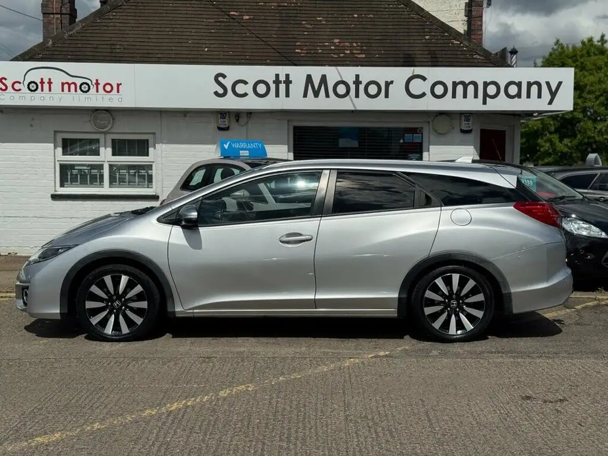 2015-honda-civic-16-i-dtec-sr-honda-connect-with-navi-tourer-big-8