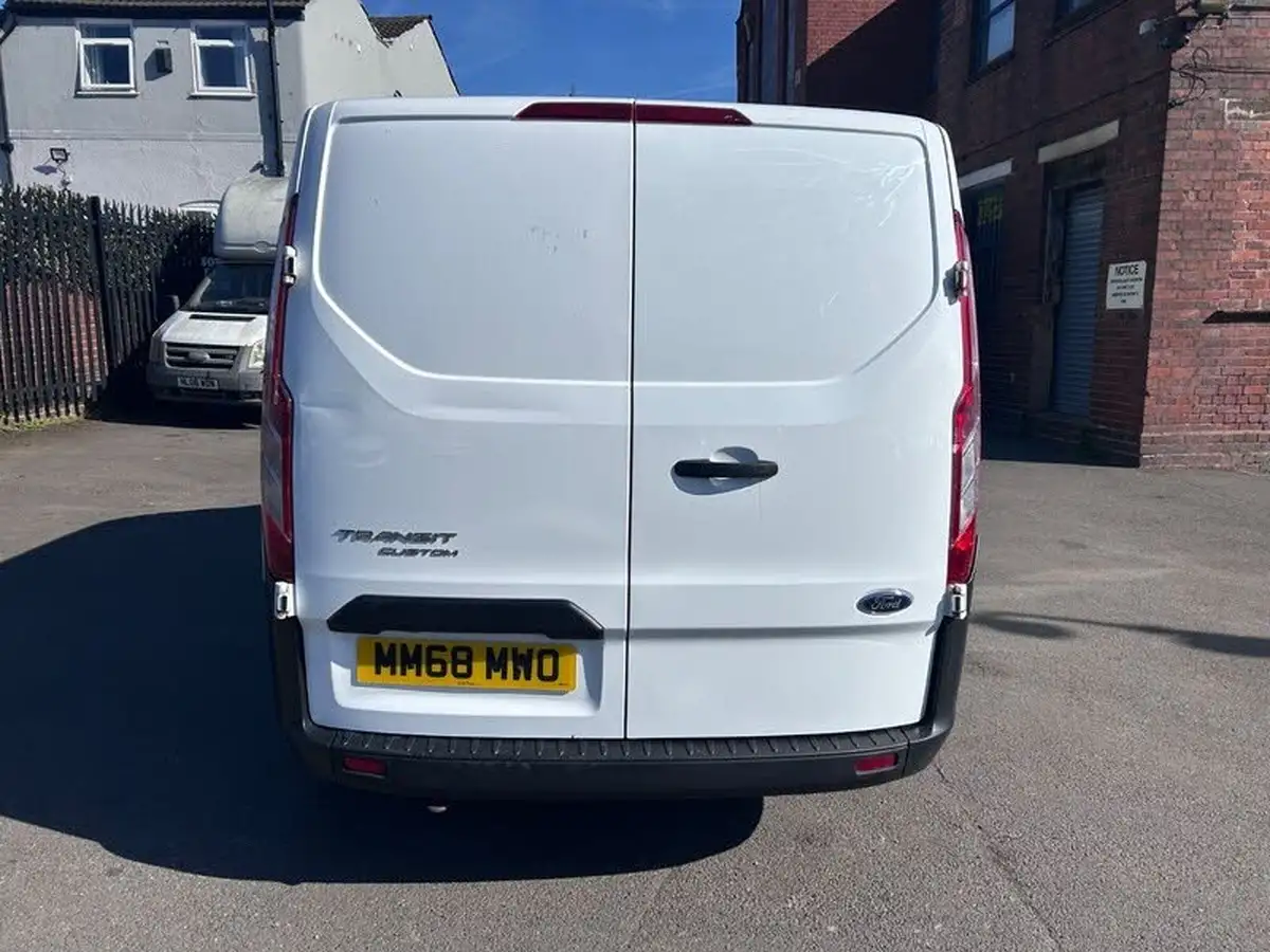 2018-ford-transit-custom-20tdci-300-l1h1-105pseu6-panel-van-big-3