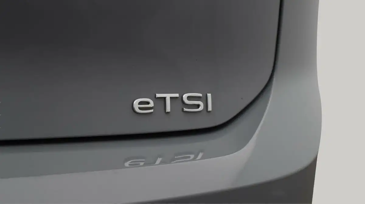 2021-volkswagen-golf-big-38