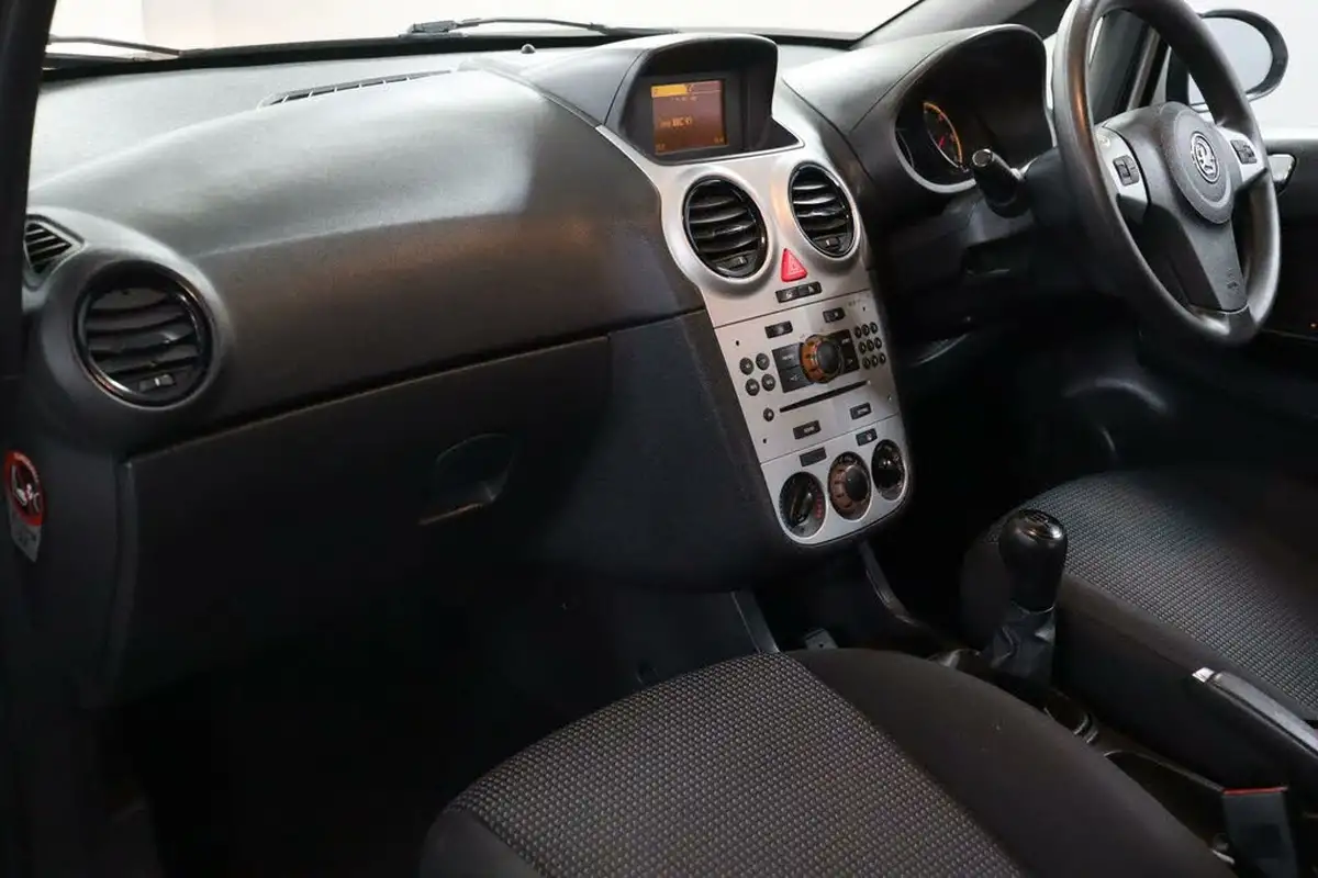 2011-vauxhall-corsa-12-excite-3d-big-33