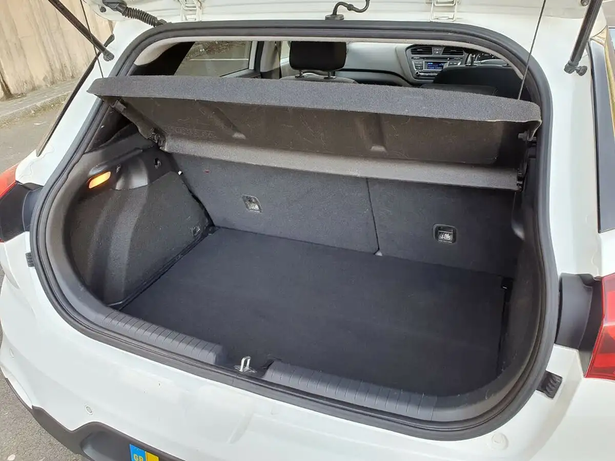 2016-hyundai-i20-10-active-big-28