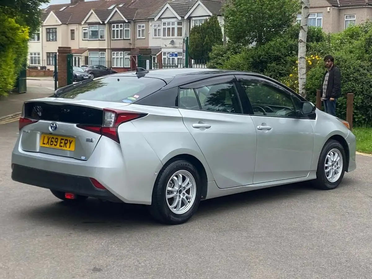 2019-toyota-prius-big-21
