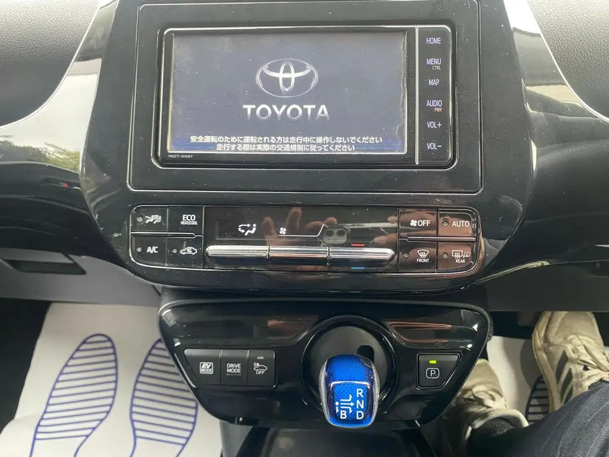 2019-toyota-prius-big-45