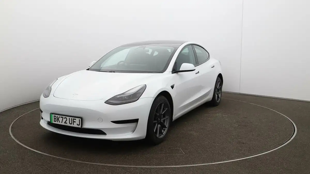 2022-tesla-model-3-e-rwd-big-28