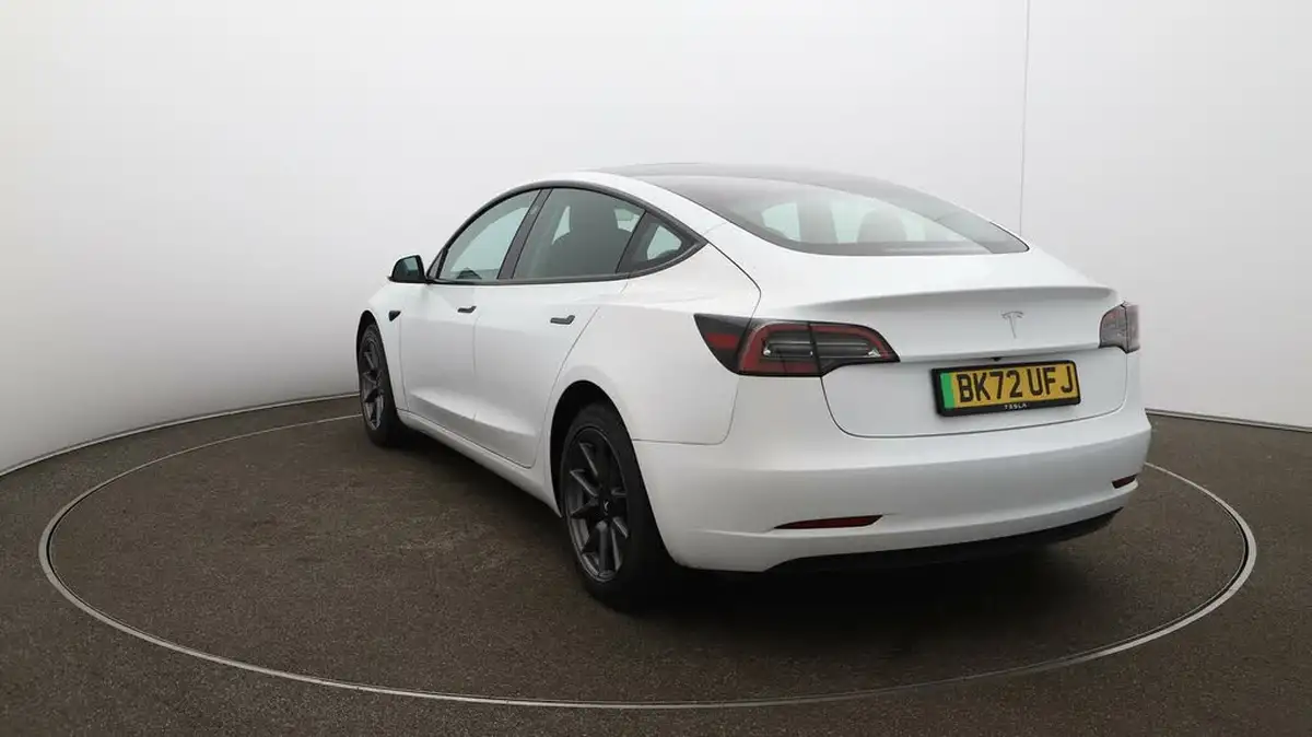 2022-tesla-model-3-e-rwd-big-52