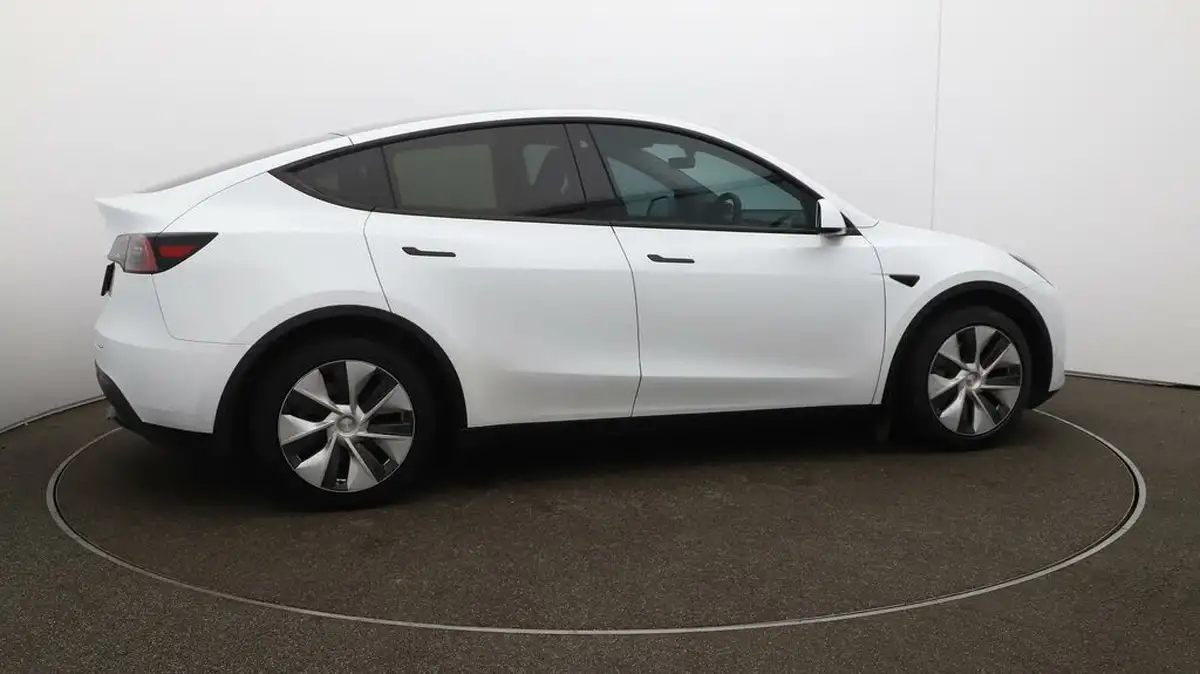 2022-tesla-model-y-e-rwd-big-42
