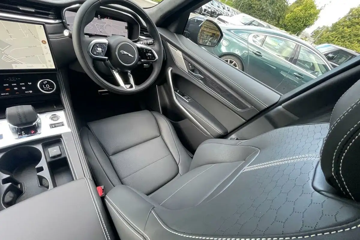 2024-jaguar-f-pace-20-d200-r-dynamic-hse-black-big-13