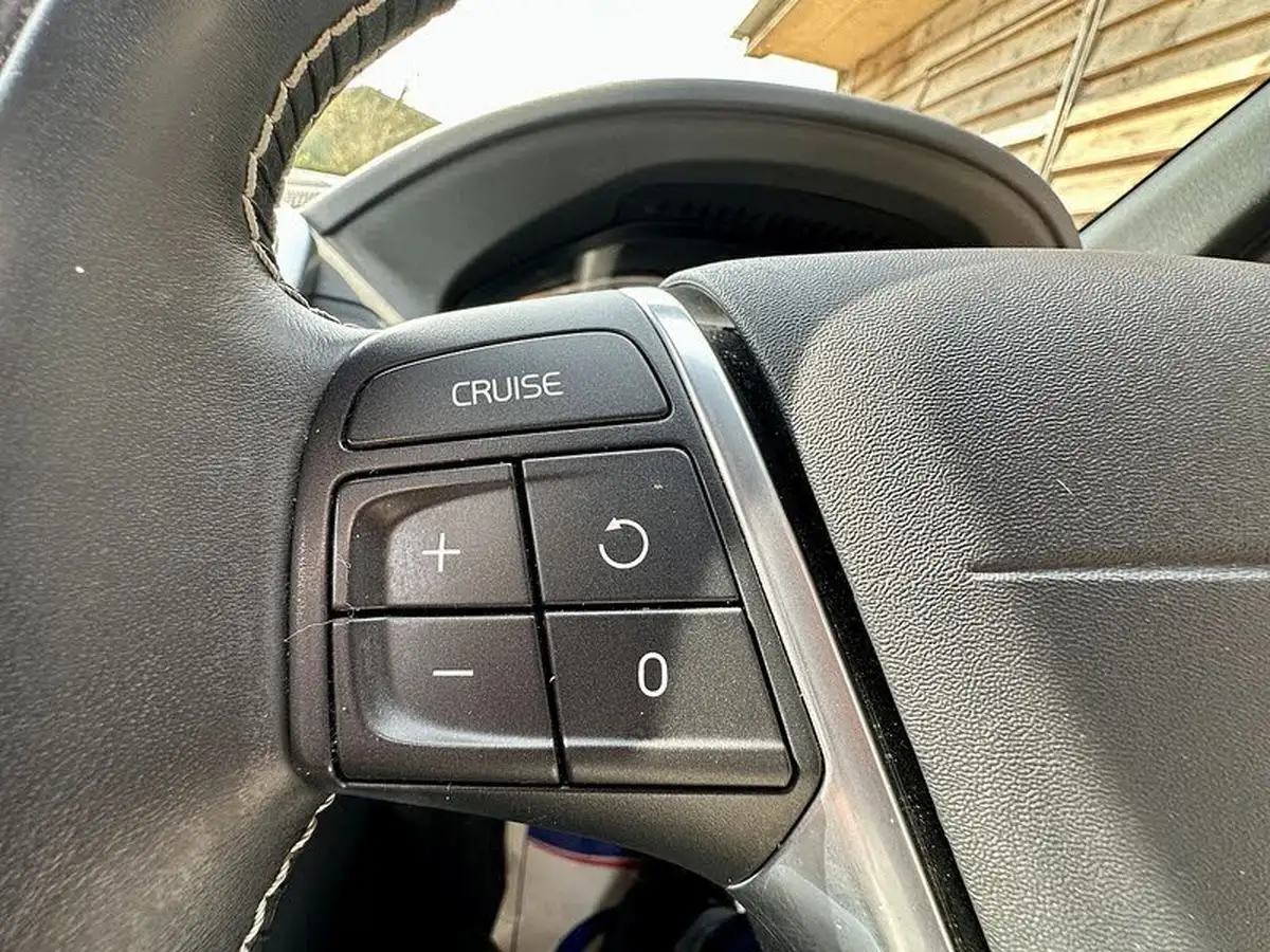 2016-volvo-xc60-20td-d4-r-design-nav-geartronic-big-20