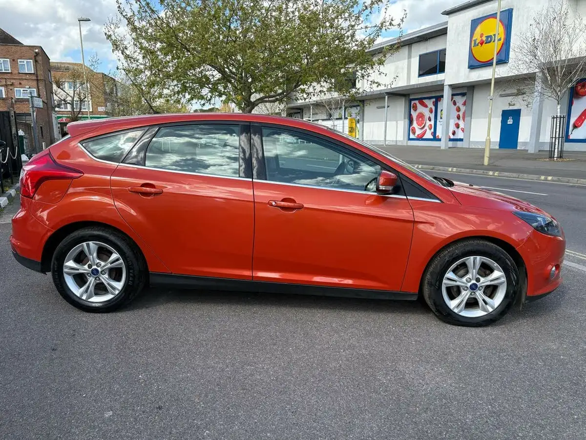 2011-ford-focus-16-zetec-ti-vct-125ps-hatchback-5d-big-3
