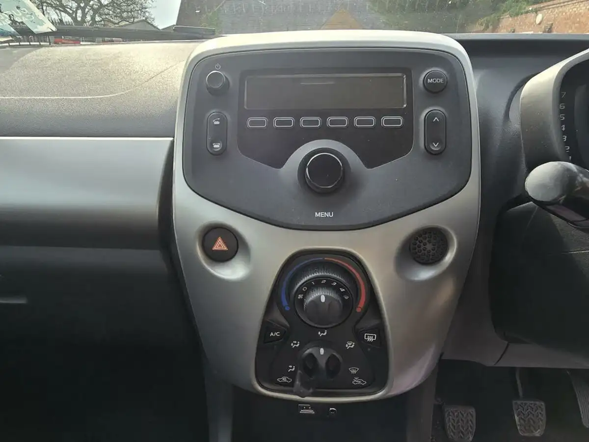 2016-toyota-aygo-10-vvt-i-x-play-68bhp-3d-big-6