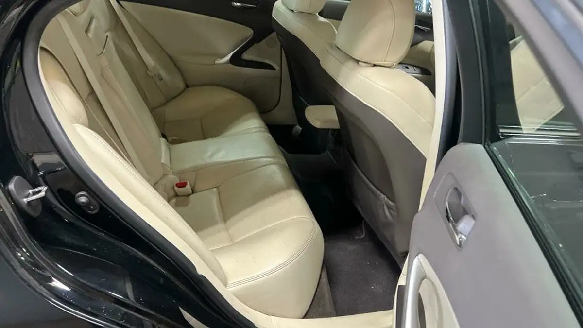 2010-lexus-is-250-25-se-i-saloon-4d-big-9