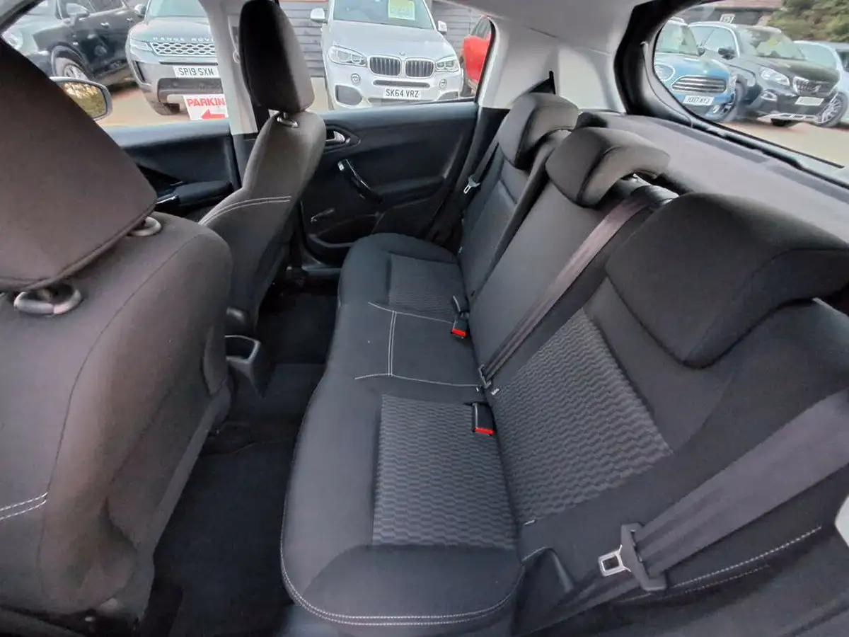 2016-peugeot-208-big-13