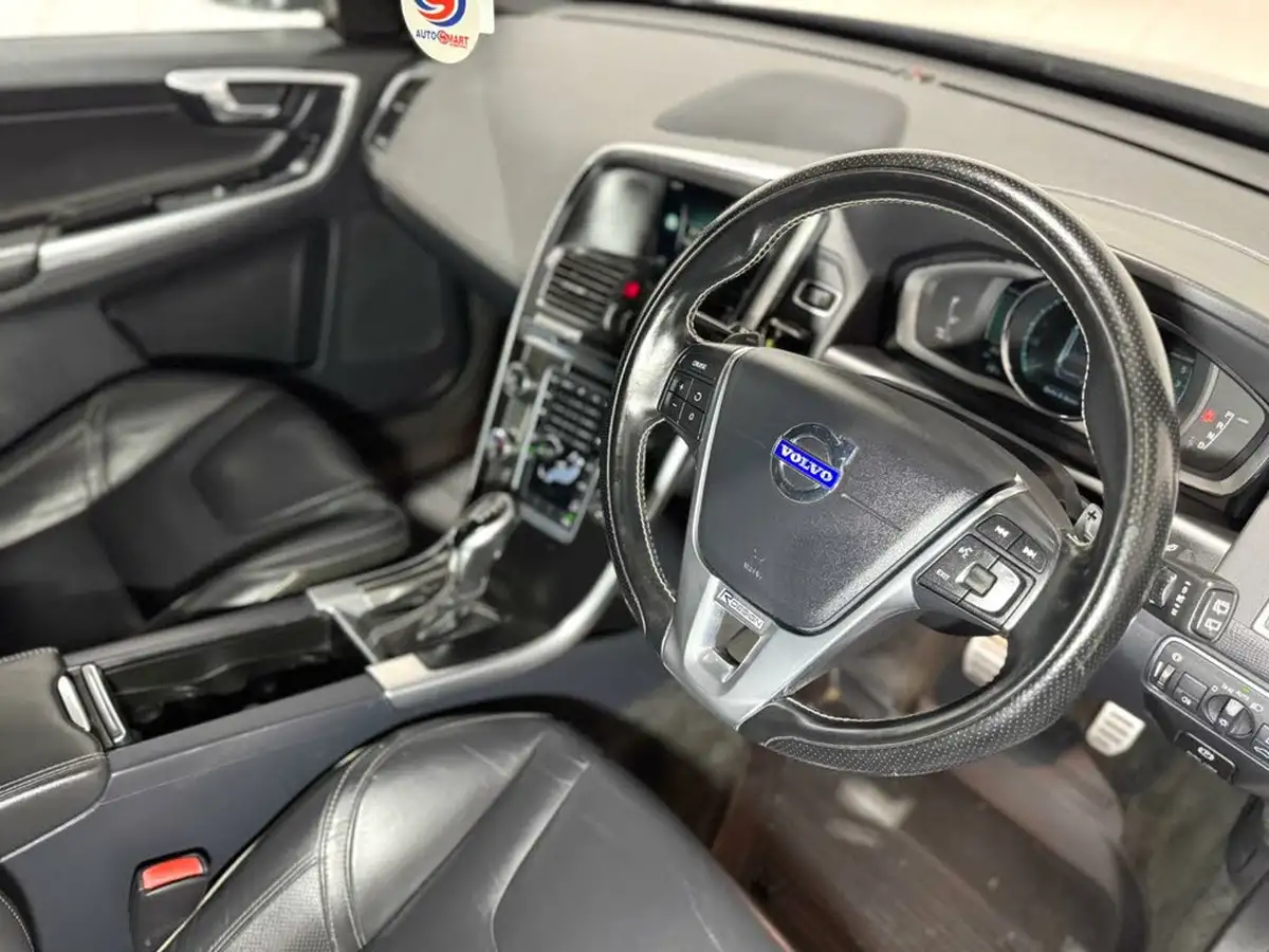 2014-volvo-xc60-24td-d5-r-design-lux-215bhp-geartronic-big-9