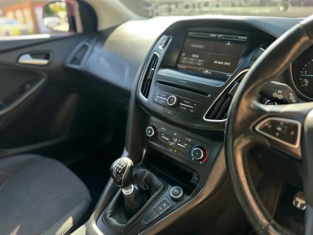 2016-ford-focus-15tdci-zetec-s-hatchback-big-13