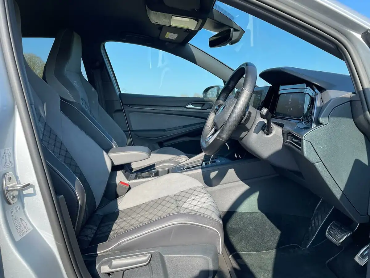 2021-volkswagen-golf-big-23