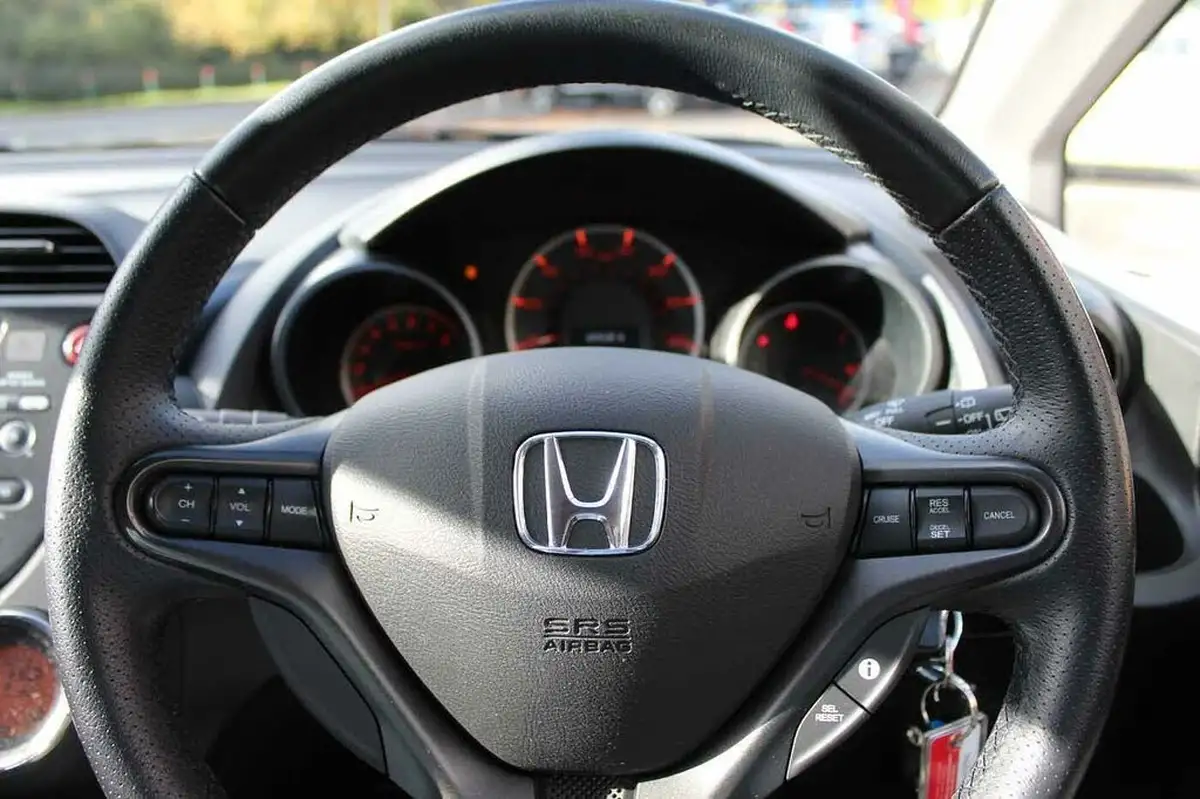 2014-honda-jazz-14-es-plus-cvt-big-22
