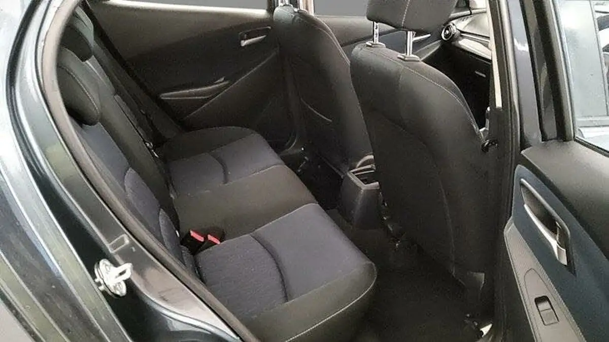2015-mazda-mazda2-15-se-l-90ps-big-10