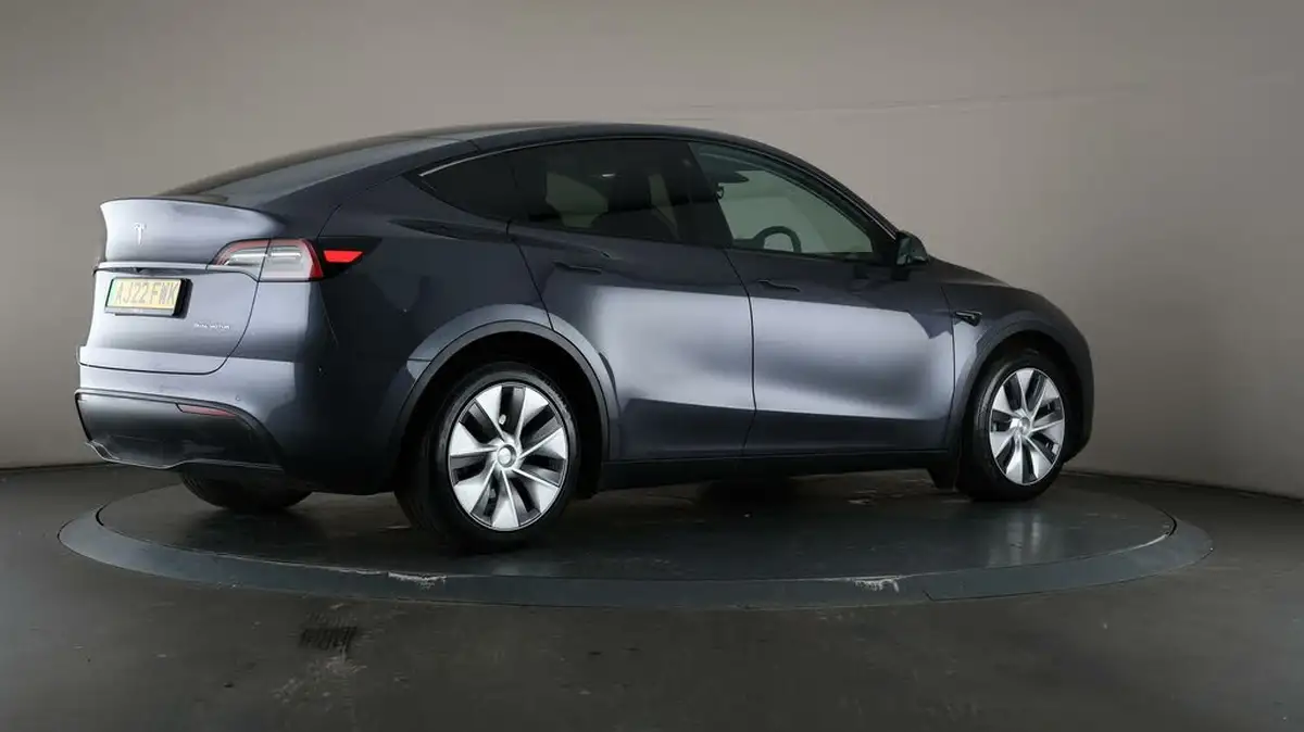 2022-tesla-model-y-e-long-range-big-57