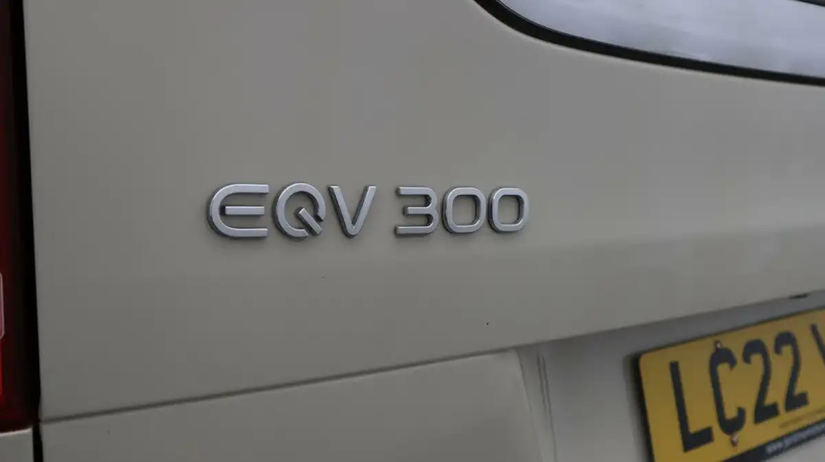 2022-mercedes-benz-eqv-e-eqv-300-sport-big-23