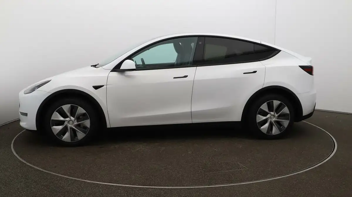 2023-tesla-model-y-e-long-range-big-56