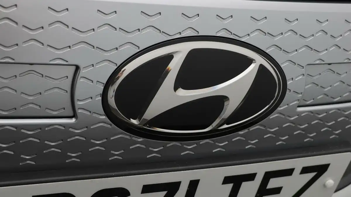 2022-hyundai-ioniq-e-premium-electric-big-24