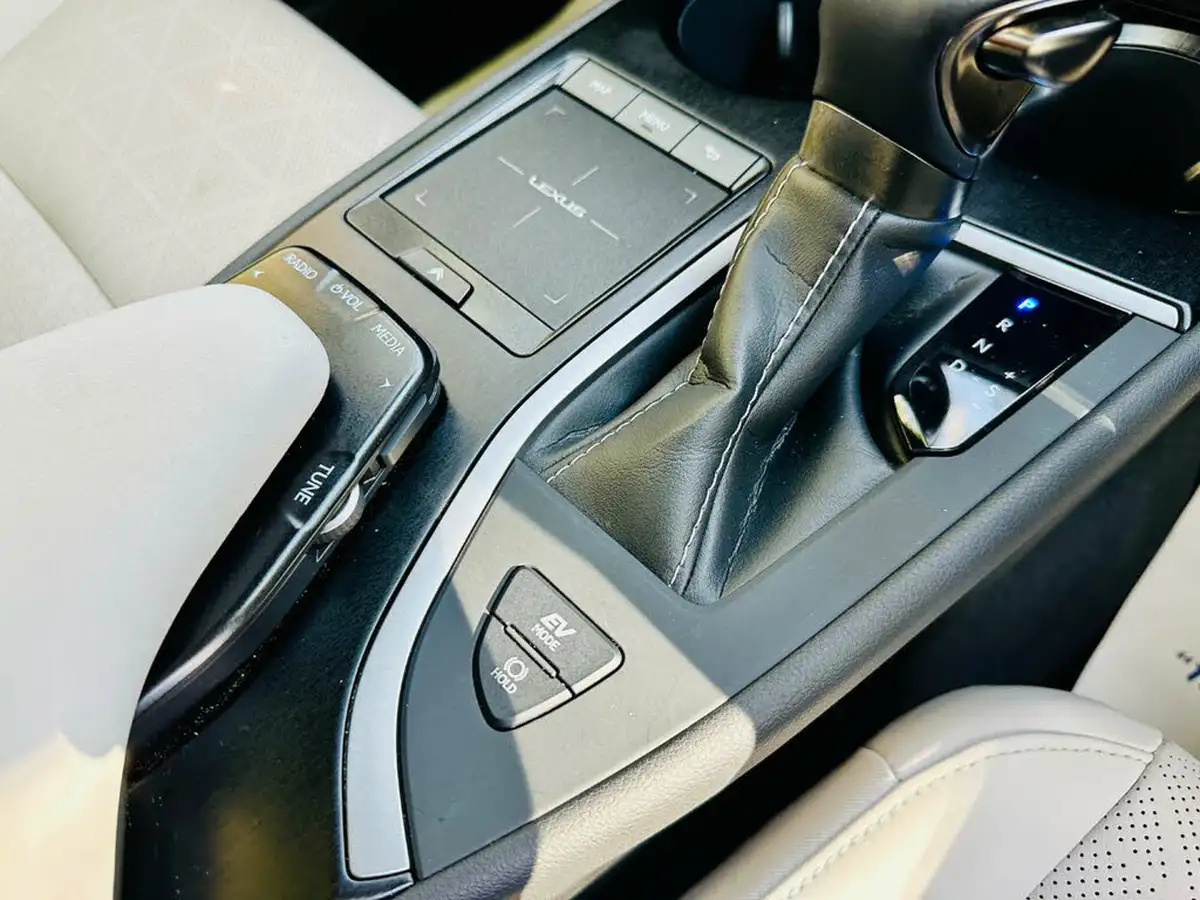 2021-lexus-ux-250h-20-takumi-big-18