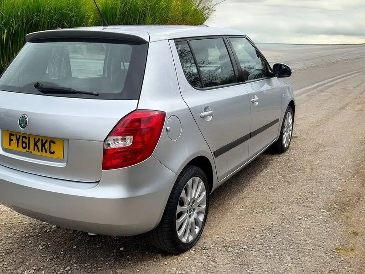 2011-skoda-fabia-12-elegance-12v-70bhp-hatchback-1198cc-big-2