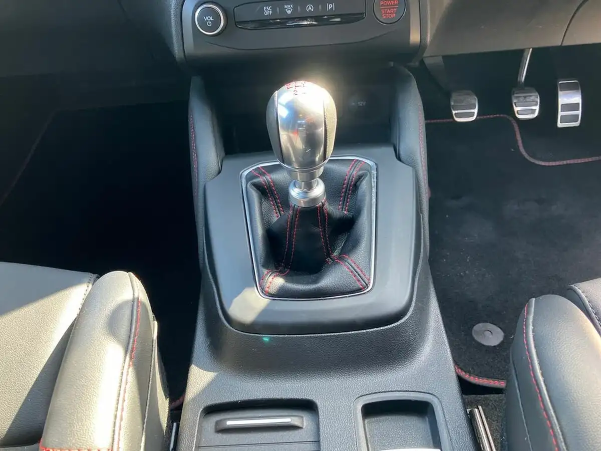 2023-ford-focus-23t-st-hatchback-big-16