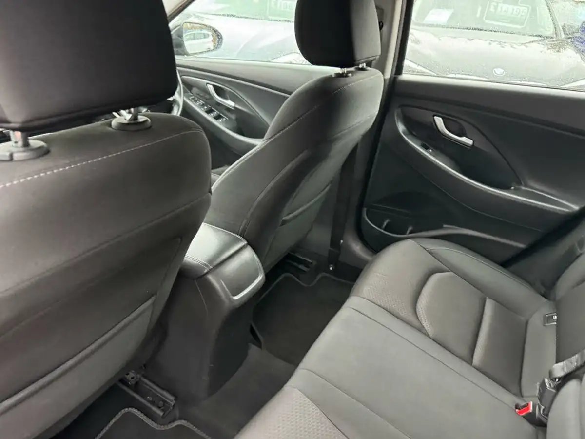 2018-hyundai-i30-10-t-gdi-se-nav-hatchback-big-18
