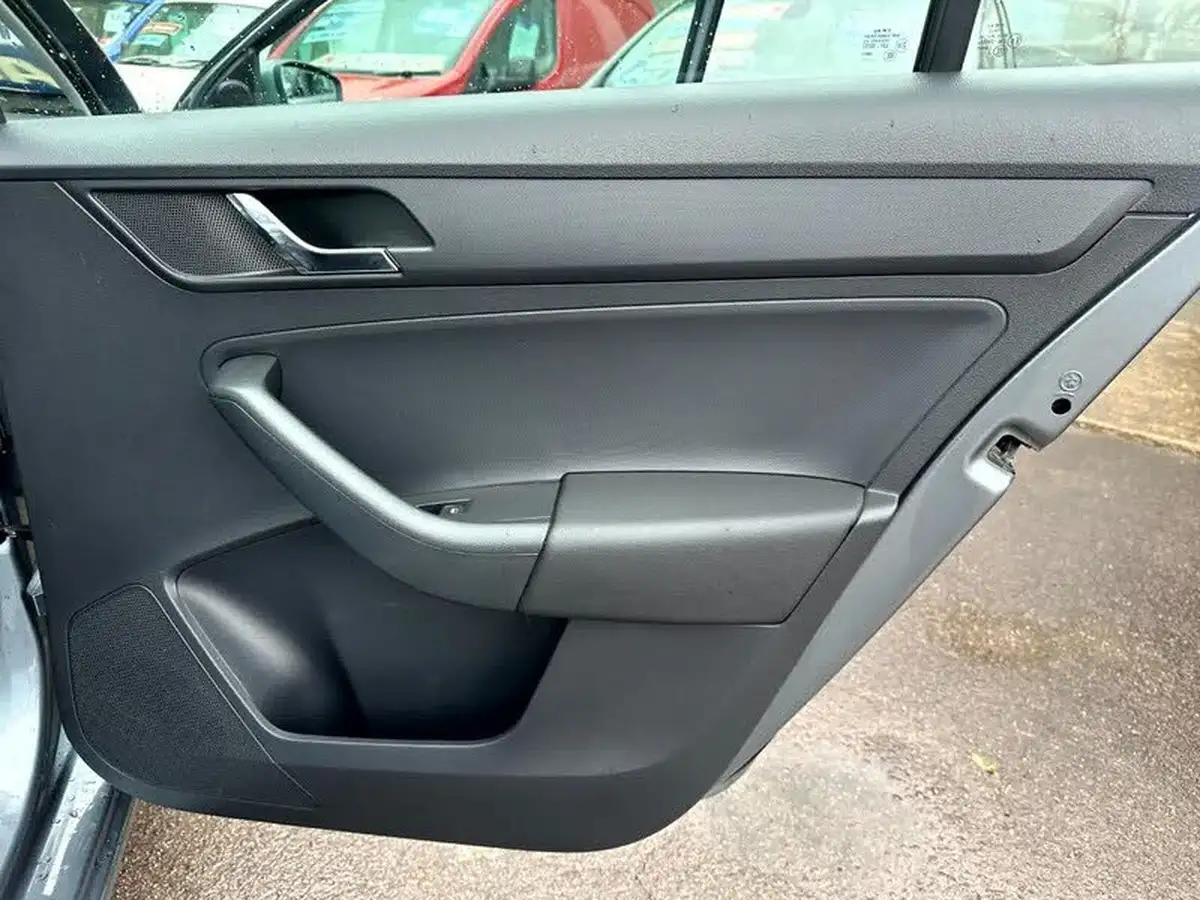 2013-skoda-rapid-14-elegance-greentech-big-11