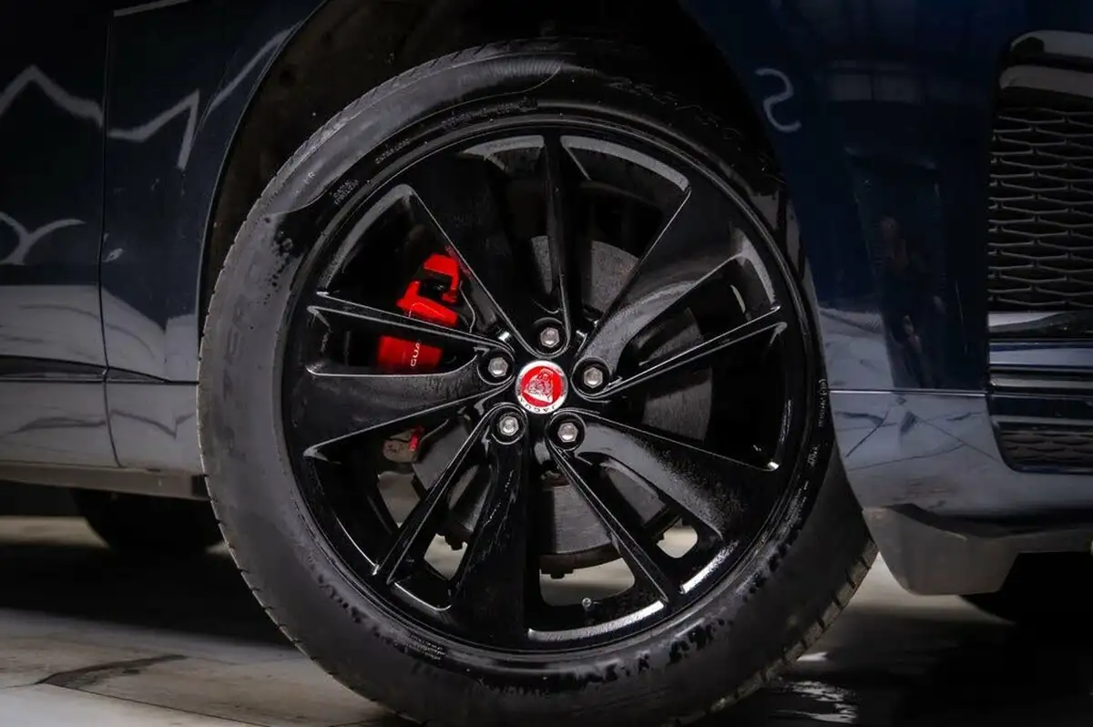 2022-jaguar-f-pace-20-d200-r-dynamic-black-big-38
