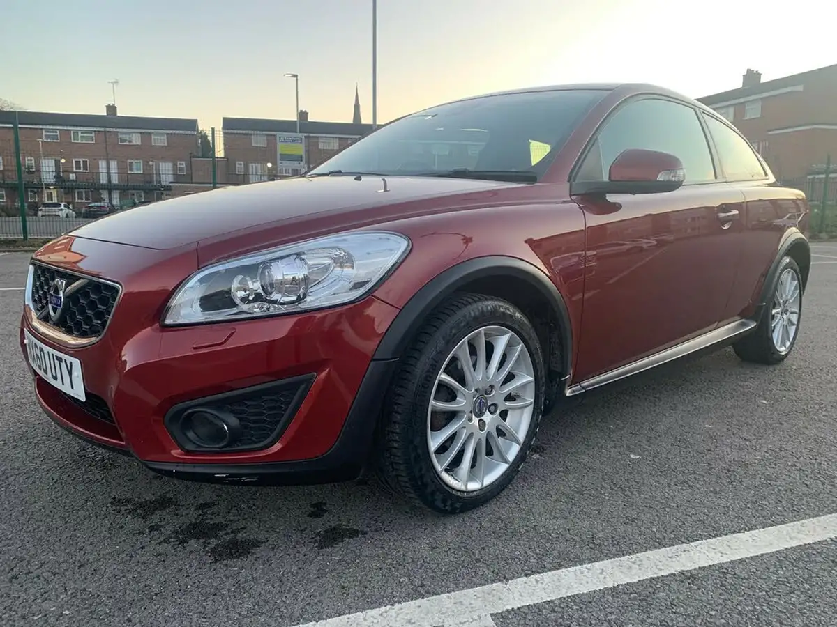 2010-volvo-c30-20-se-lux-coupe-2d-big-3