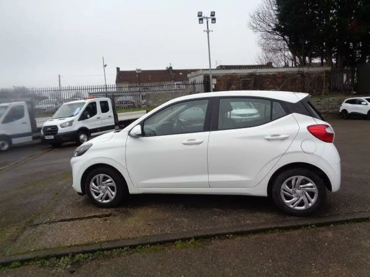 2023-hyundai-i10-10-se-big-5