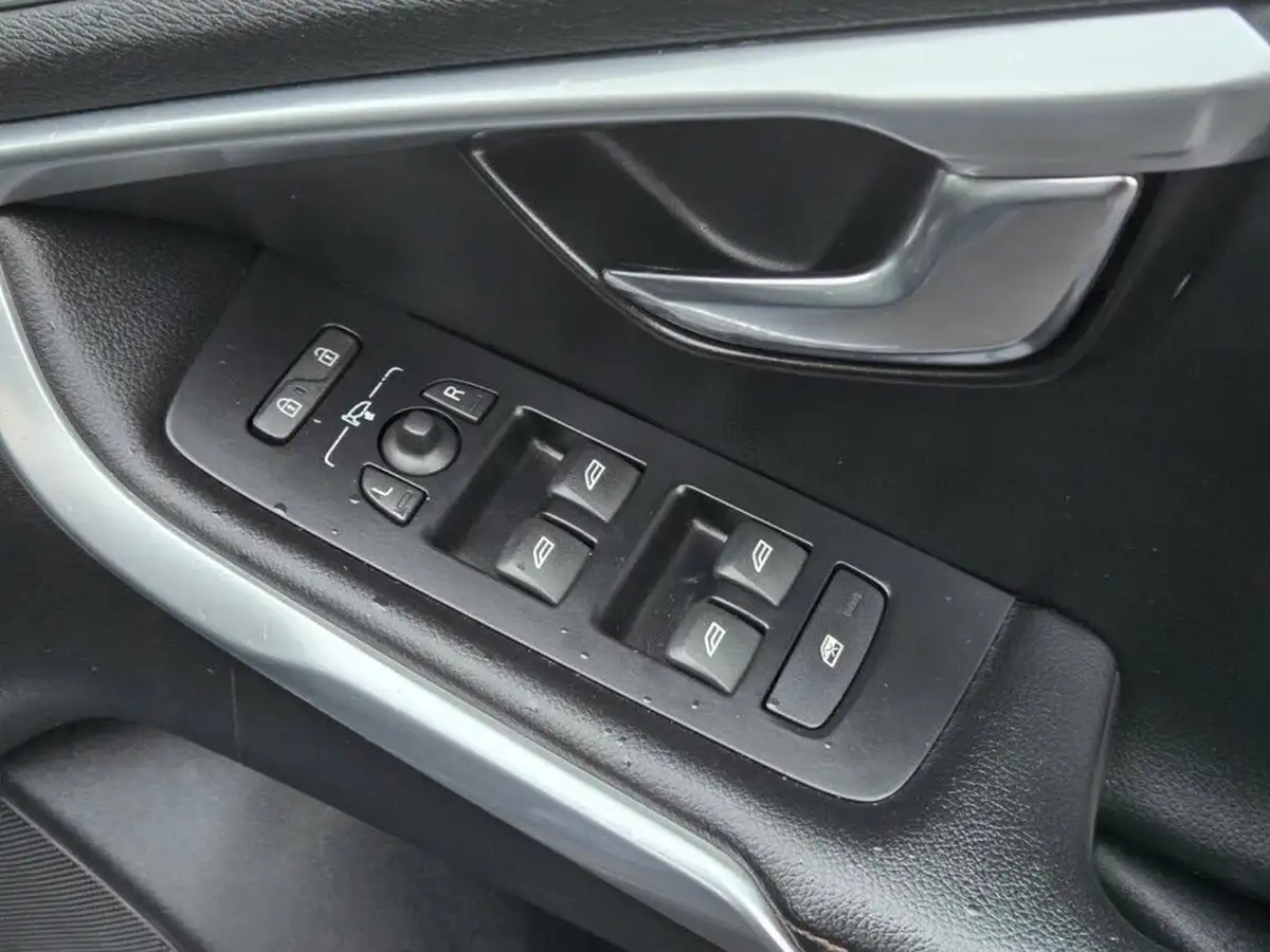 2013-volvo-v40-16td-d2-cross-country-lux-big-9