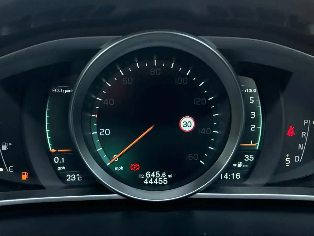 2014-volvo-v40-20td-d3-cross-country-se-nav-geartronic-big-13