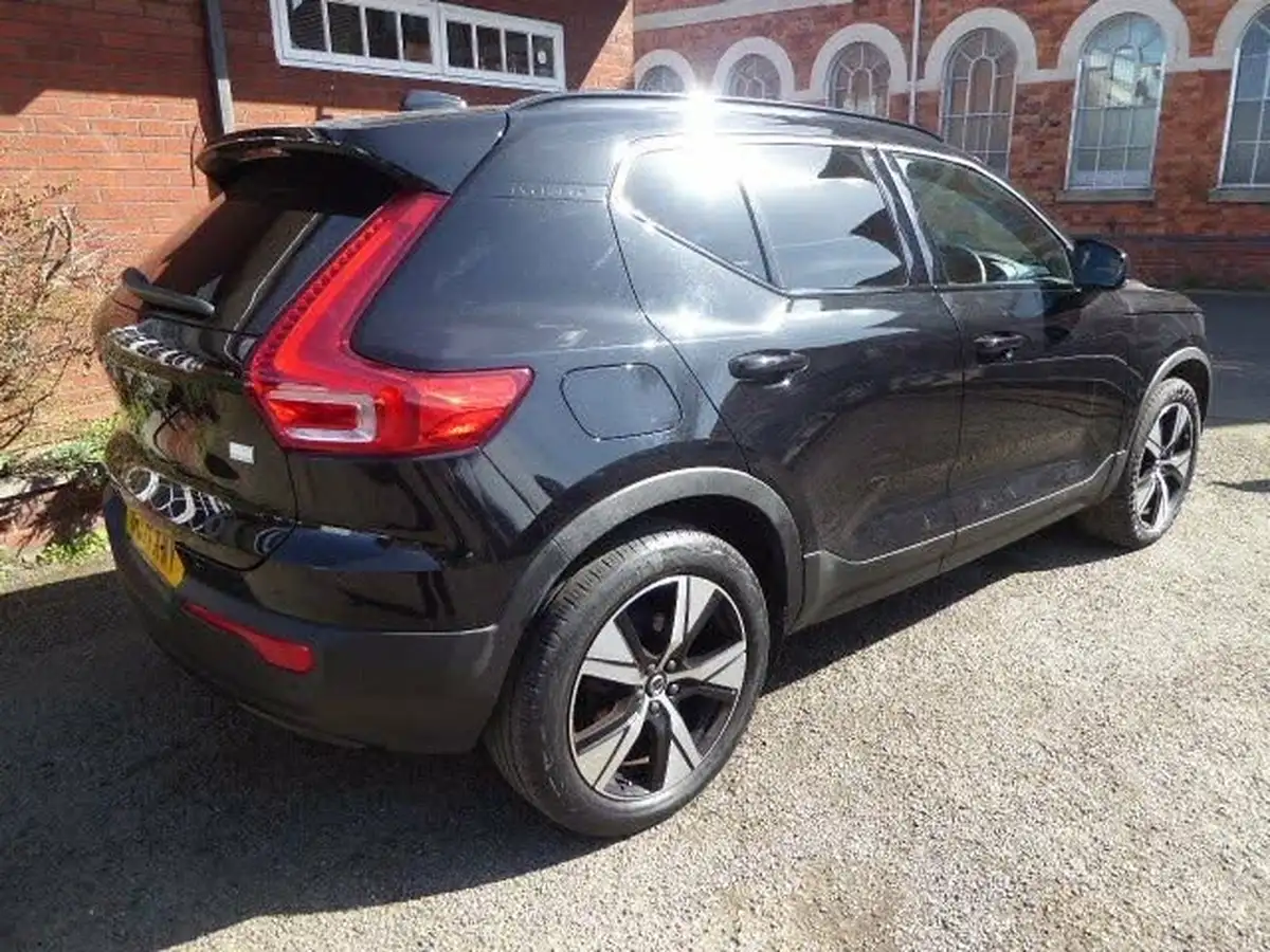 2022-volvo-xc40-15-t4-r-design-big-1