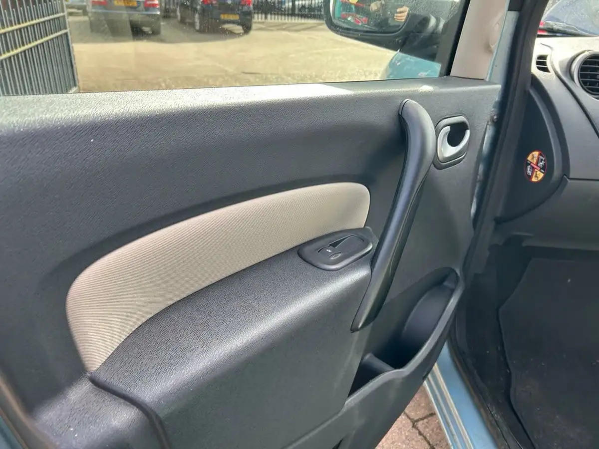 2012-renault-kangoo-16-expression-auto-big-14
