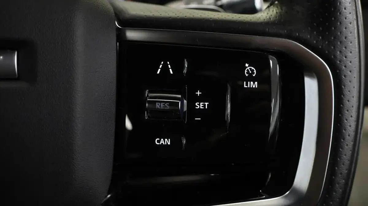 2022-land-rover-discovery-sport-15-p300e-r-dynamic-se-big-22