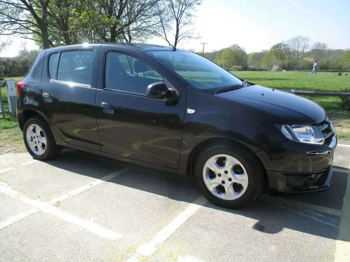 2013-dacia-sandero-12-laureate-big-1