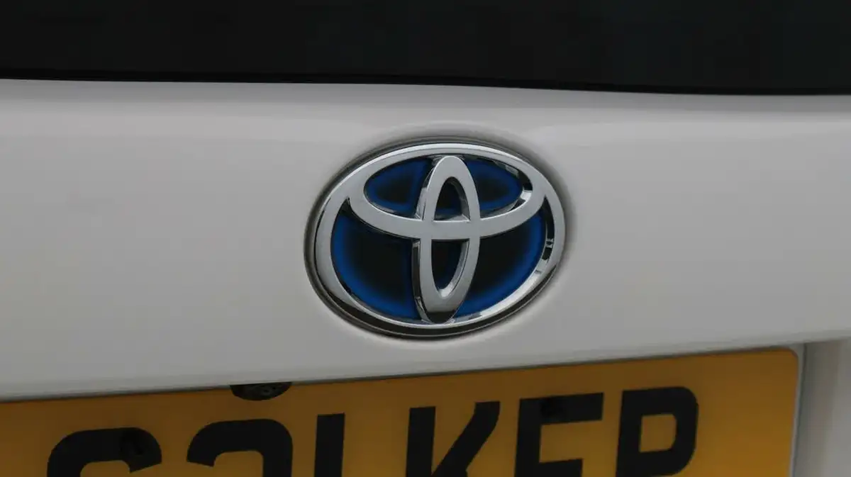 2021-toyota-prius-18-vvt-i-active-big-22