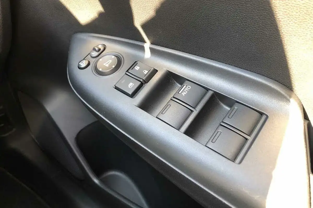 2018-honda-jazz-15-i-vtec-sport-navi-big-24