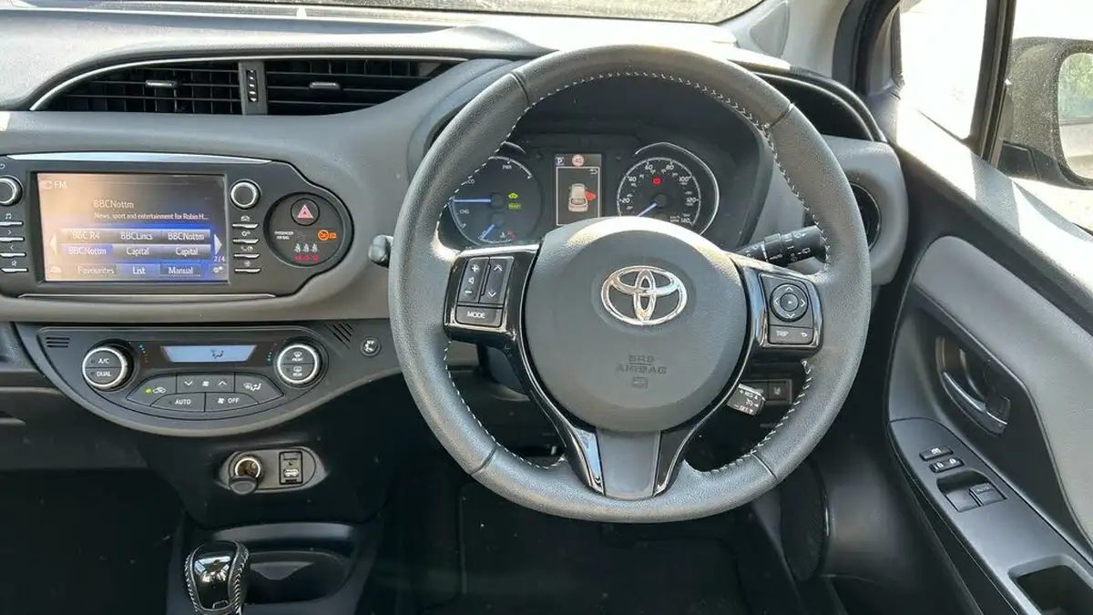 2019-toyota-yaris-15-vvt-i-icon-tech-hybrid-big-5