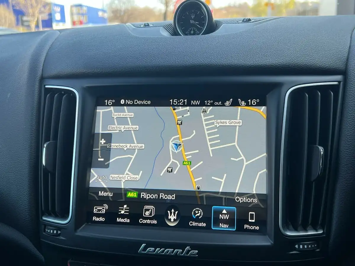 2017-maserati-levante-30td-awd-big-40