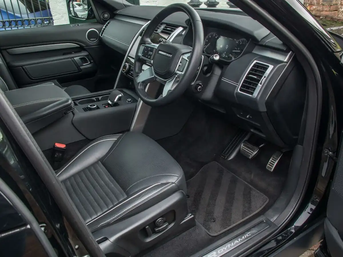 2023-land-rover-discovery-30-d300-dynamic-hse-big-2