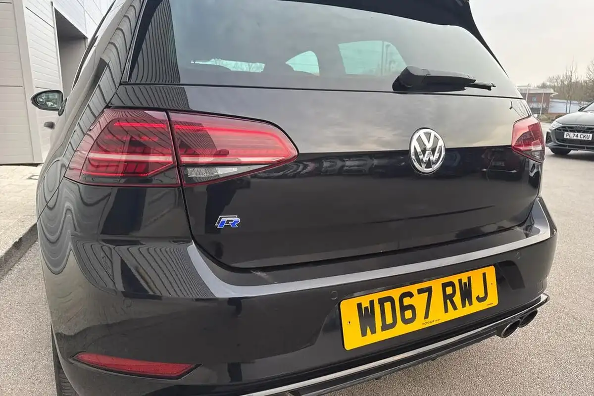 2018-volkswagen-golf-20-tsi-r-hatchback-3d-dsg-big-15