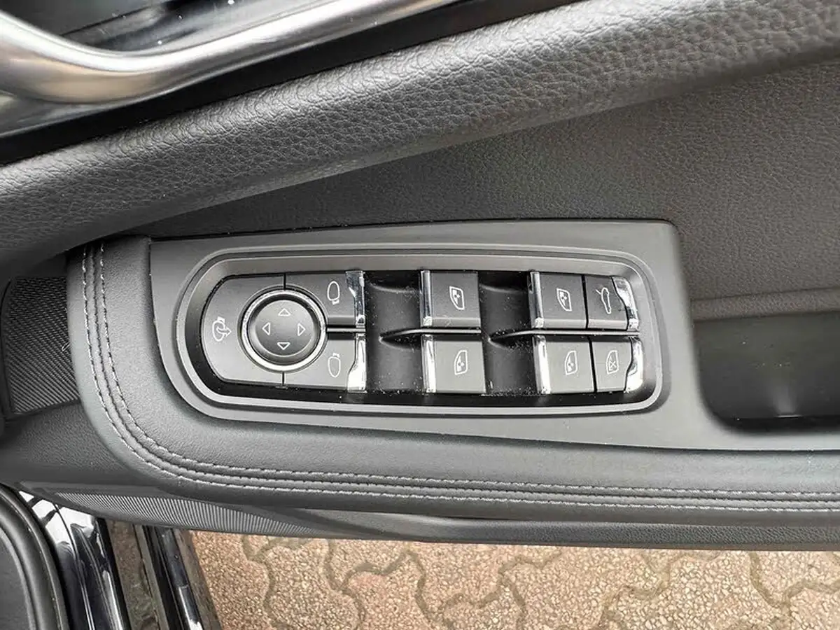 2022-porsche-macan-20-big-37