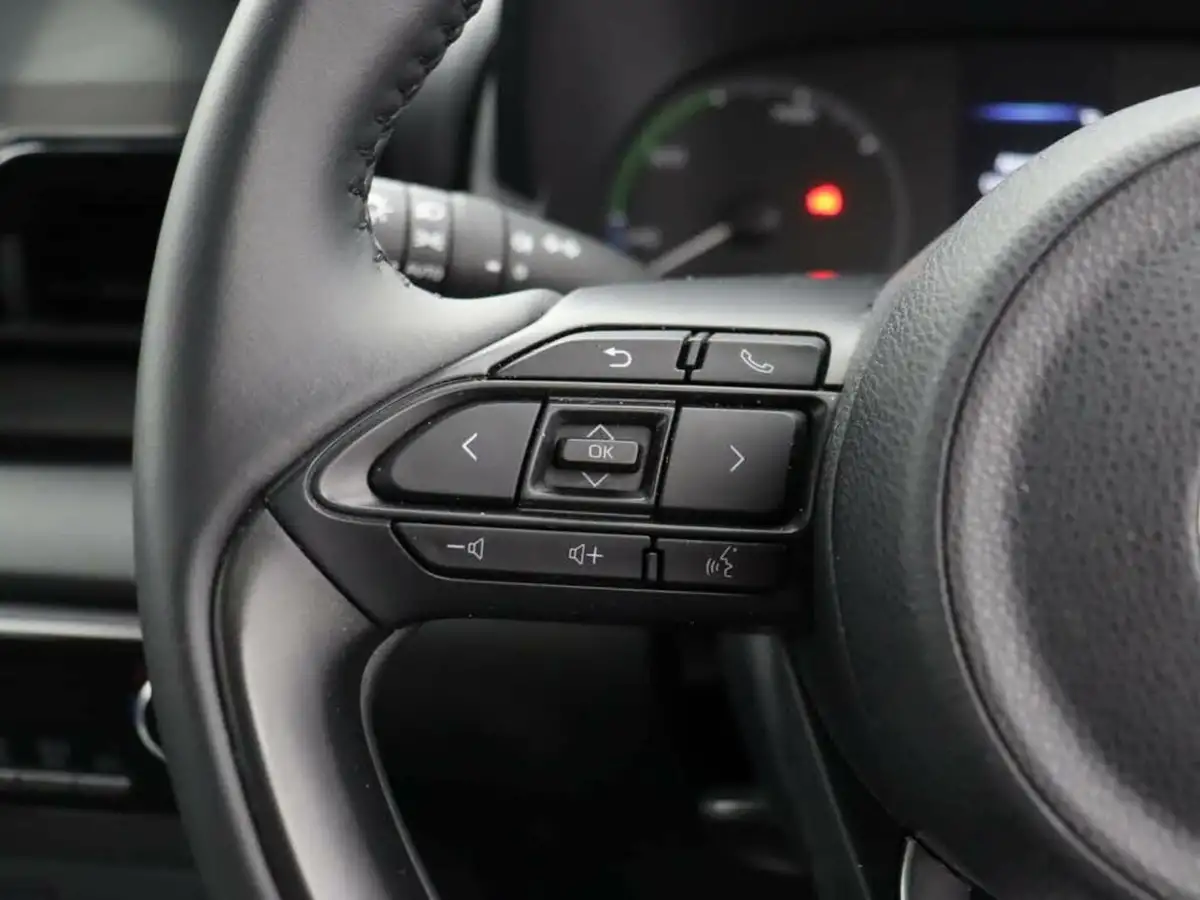 2024-mazda-mazda2-15-centre-line-big-30